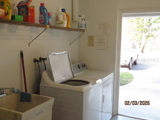 washroom with sink and washer and clothes dryer