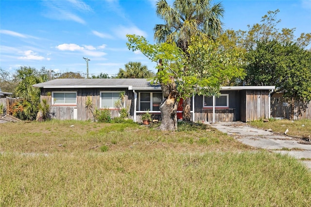 view of front of property with a front yard