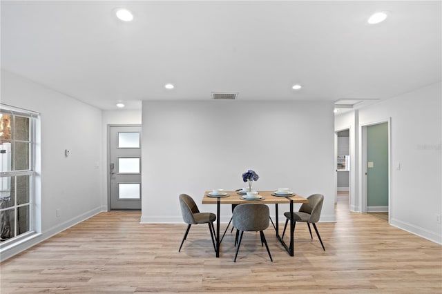 dining space featuring baseboards, light wood-type flooring, visible vents, and recessed lighting