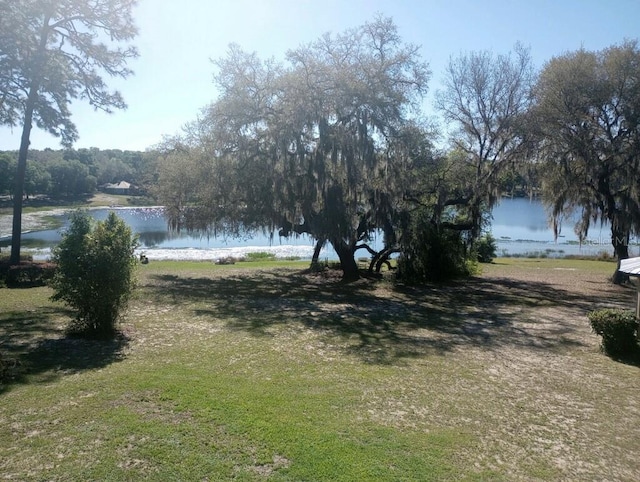 view of yard featuring a water view