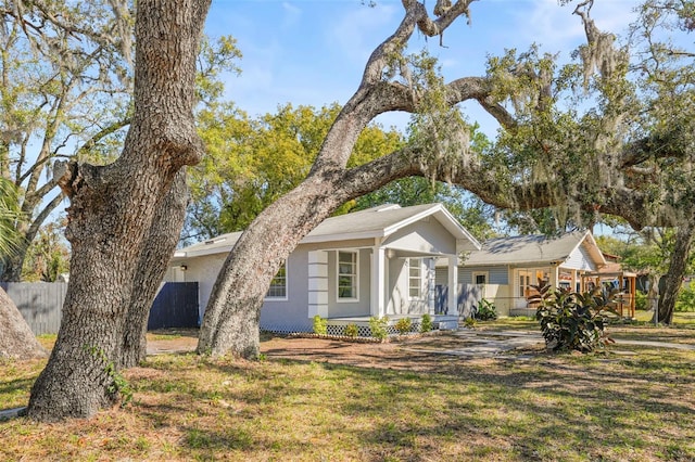 view of front of home featuring a front lawn