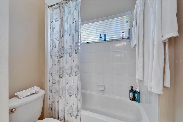 full bath featuring toilet and shower / bathtub combination with curtain