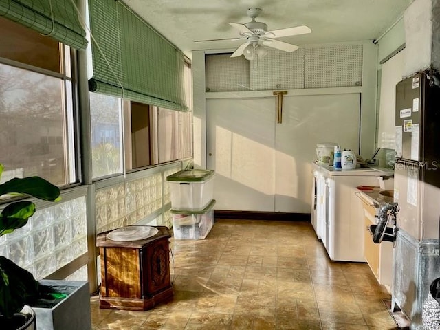 sunroom with washer / clothes dryer and ceiling fan