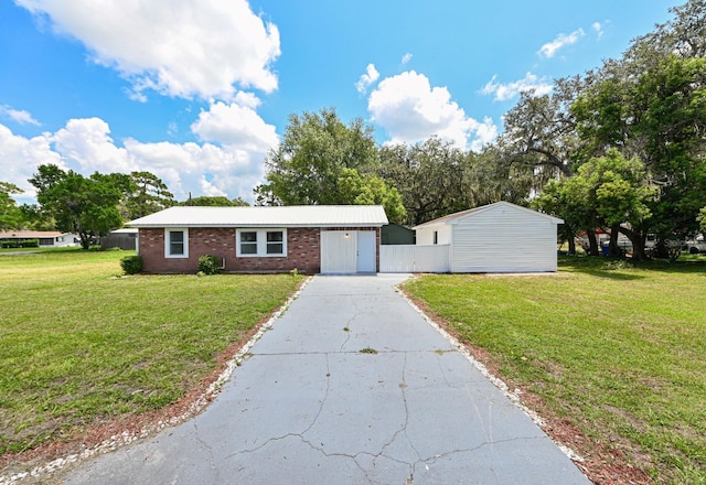 ranch-style house featuring a front yard