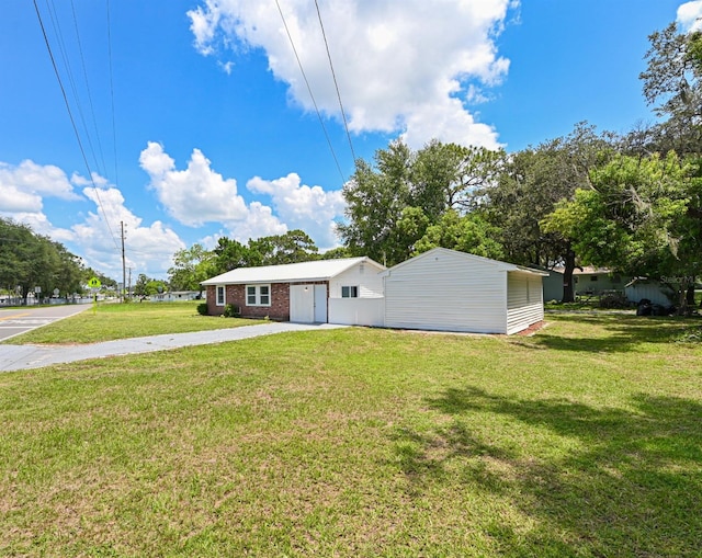 single story home with a front lawn