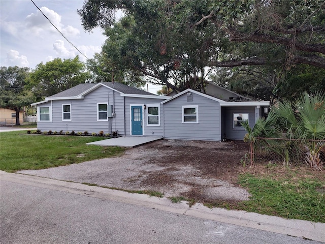 ranch-style house featuring a front lawn