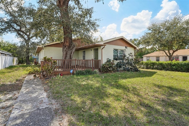 view of front of house featuring a wooden deck and a front yard