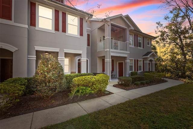 view of front of home featuring a yard