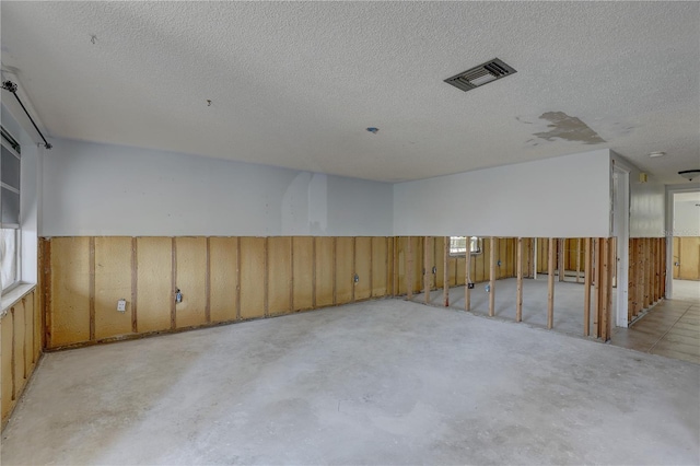 empty room featuring a textured ceiling