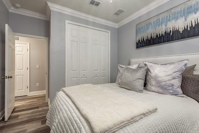 bedroom featuring crown molding, a closet, and hardwood / wood-style flooring