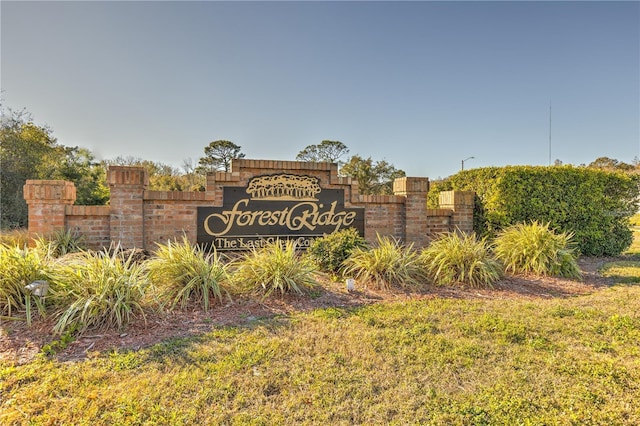 community / neighborhood sign with a lawn