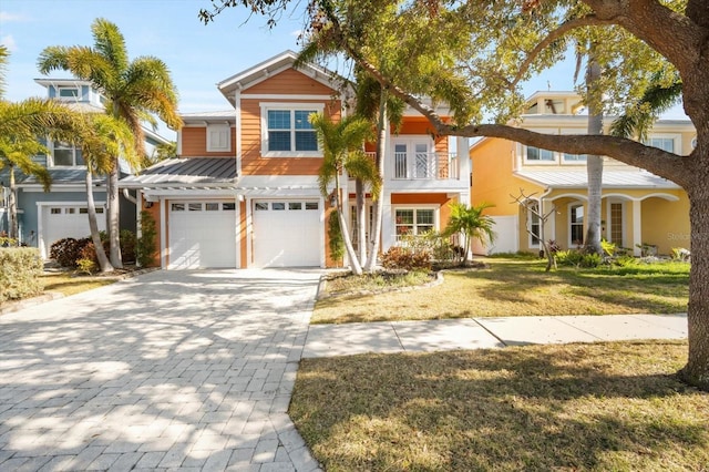 view of front of home featuring a garage and a front yard