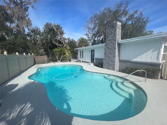 view of swimming pool