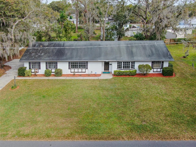 single story home featuring a front yard