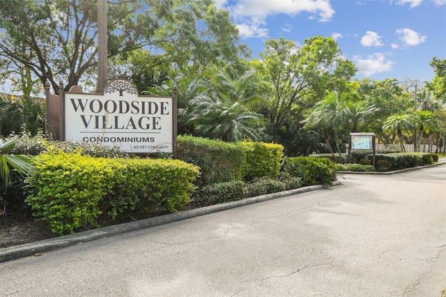 view of community / neighborhood sign