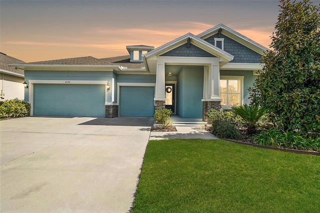 view of front facade featuring a garage and a yard