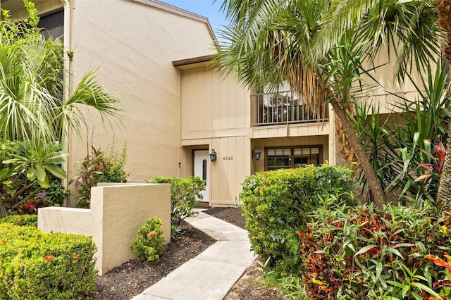 property entrance featuring a balcony