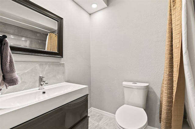 bathroom with a shower with curtain, vanity, and toilet