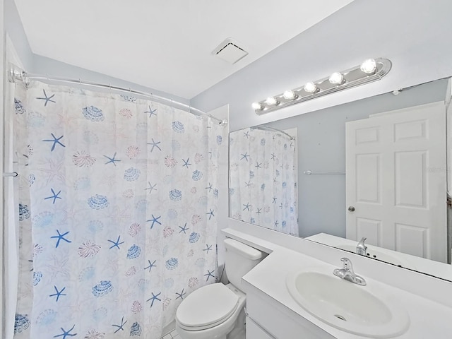 full bathroom featuring a shower with shower curtain, visible vents, vanity, and toilet