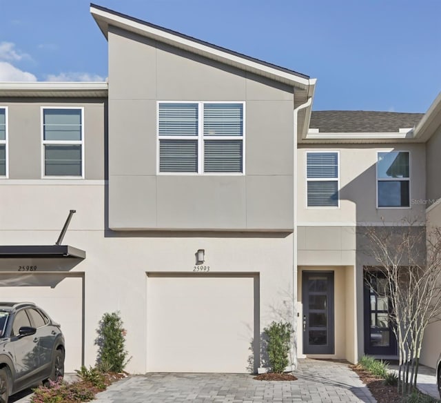 view of front facade featuring a garage