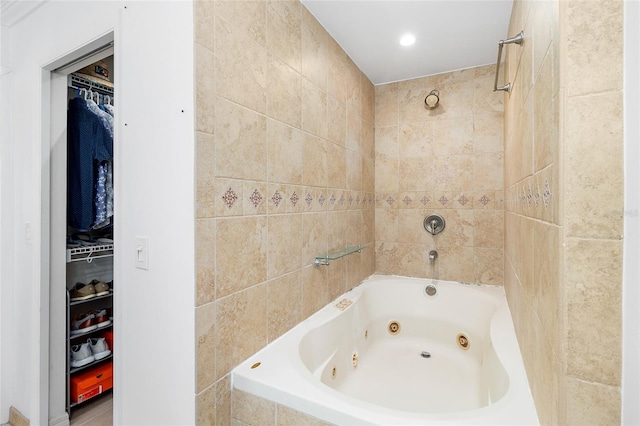 bathroom with tiled shower / bath