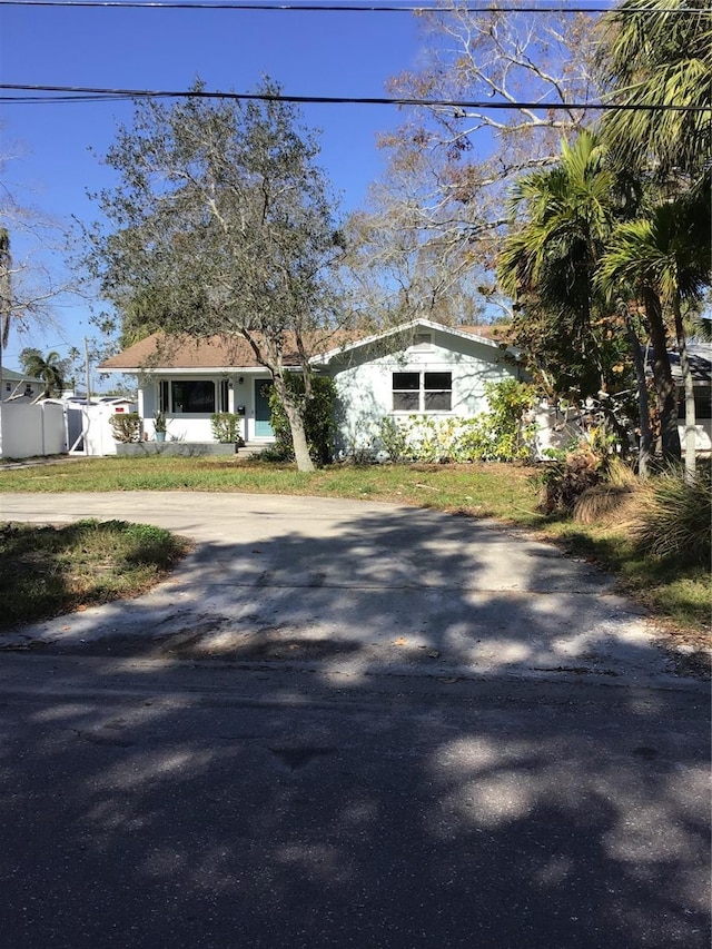 view of front of house featuring driveway