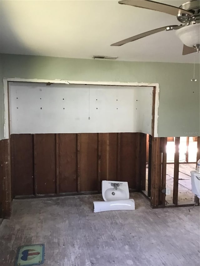 empty room with visible vents and a ceiling fan