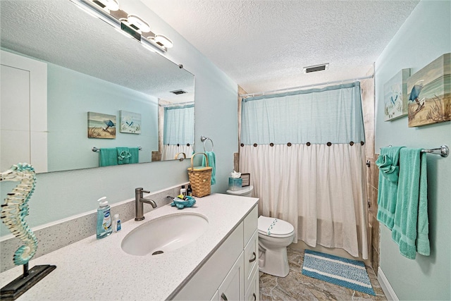 13614 Evelane Dr, Hudson, FL 34667 - bathroom featuring a textured ceiling, toilet, vanity, and shower / tub combo with curtain