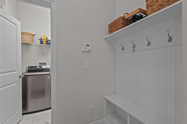 mudroom with washer / clothes dryer