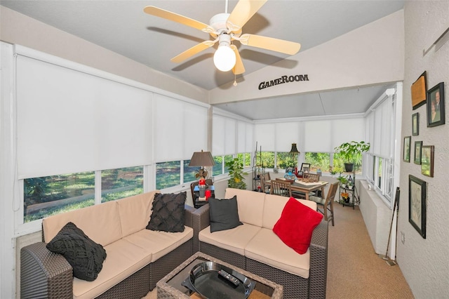 sunroom with ceiling fan