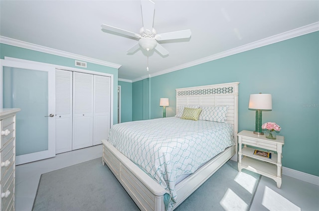 bedroom with ornamental molding, a closet, visible vents, and ceiling fan