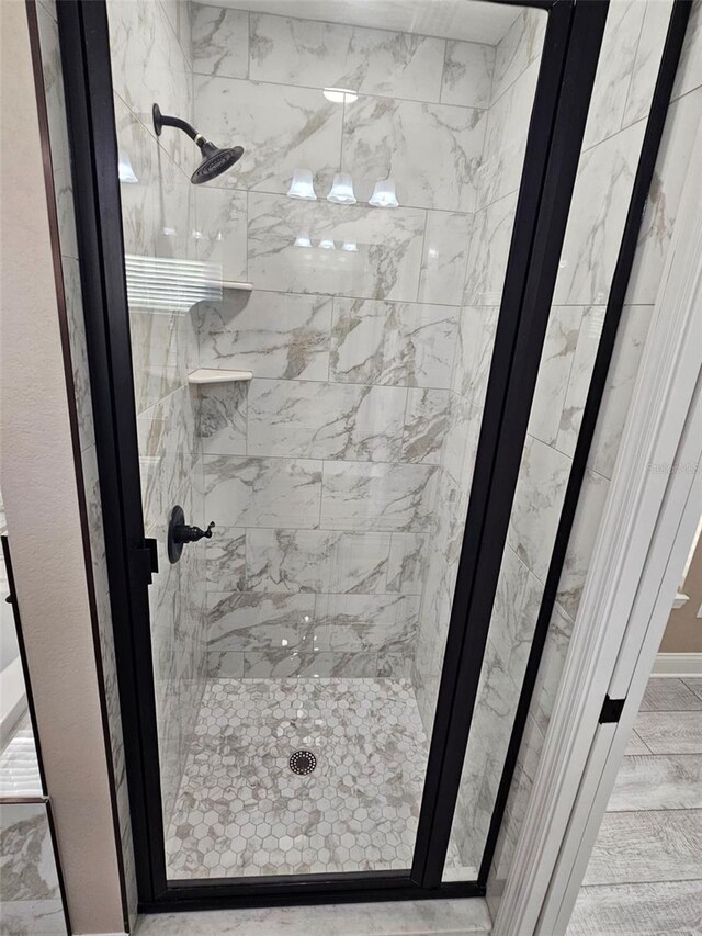 bathroom featuring a tile shower