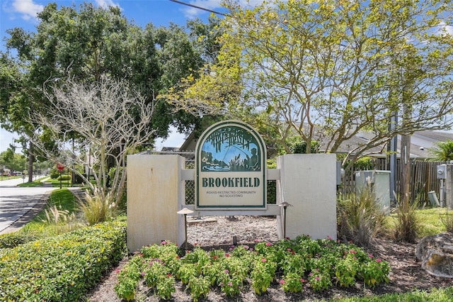 view of community / neighborhood sign