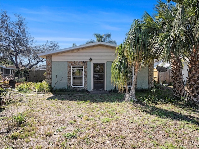 view of front of house featuring a front lawn