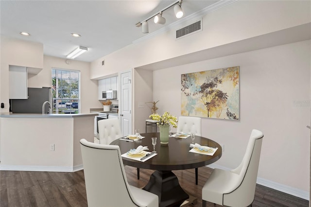 dining space featuring dark wood finished floors, recessed lighting, baseboards, and visible vents