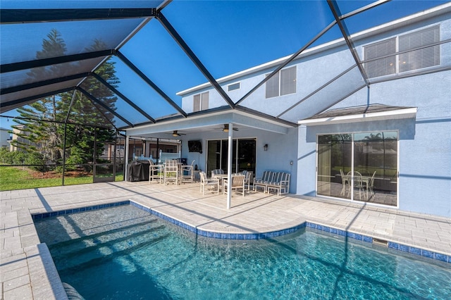 outdoor pool featuring outdoor dining area, a ceiling fan, a patio area, and a lanai