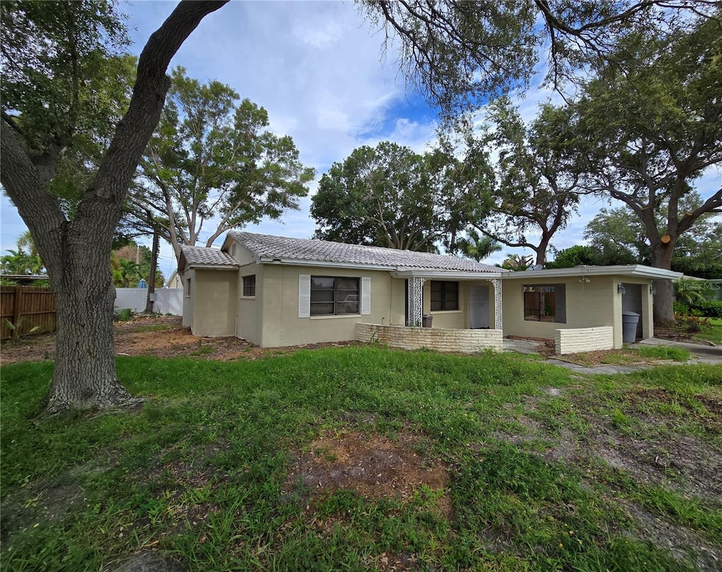 single story home featuring a front yard