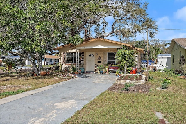 view of front of property featuring a front lawn