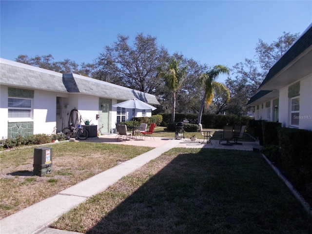 view of yard featuring a patio area