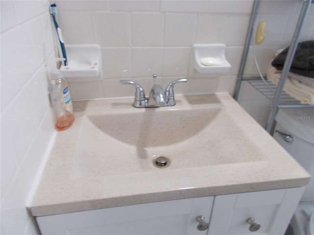 bathroom featuring sink and backsplash