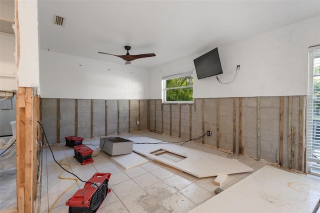 empty room with ceiling fan