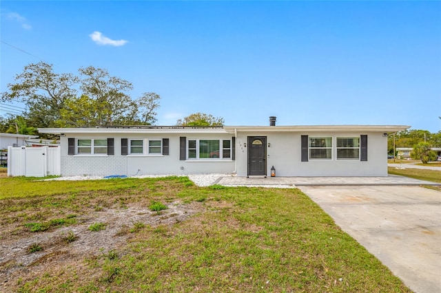 single story home with a front yard