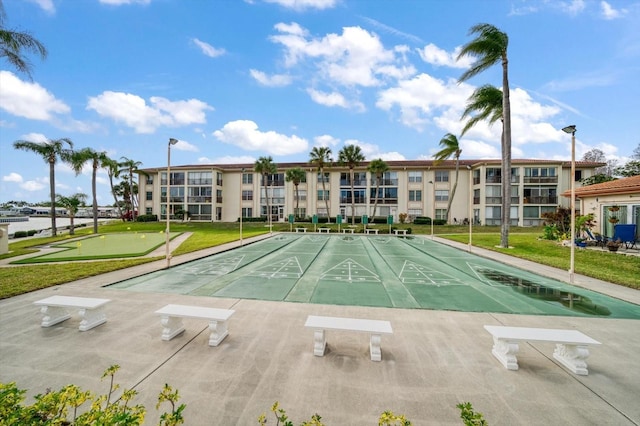 view of property's community featuring a lawn