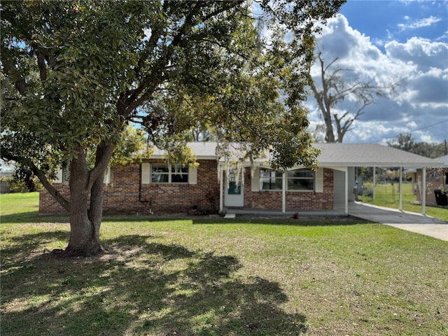 view of front facade featuring a front lawn and a carport