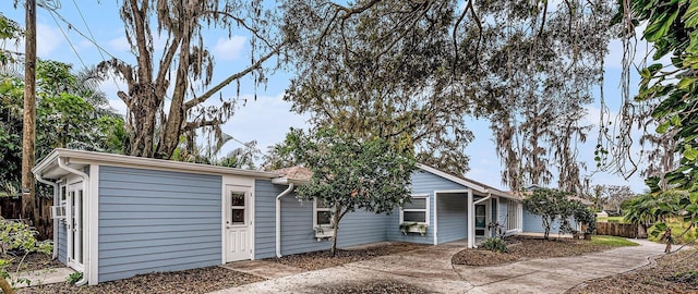 ranch-style home featuring fence