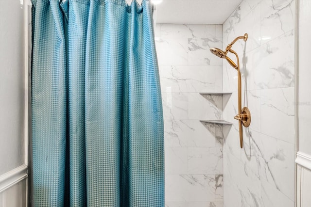 interior details with a shower with curtain