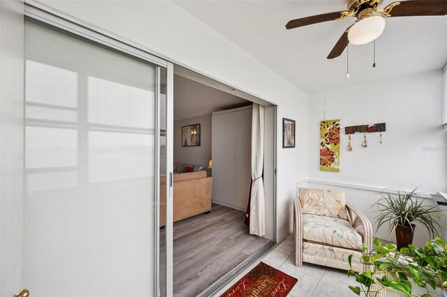 living area featuring ceiling fan