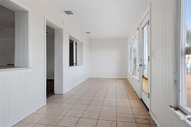 unfurnished room featuring visible vents and light tile patterned floors