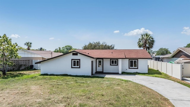 ranch-style house featuring a front yard