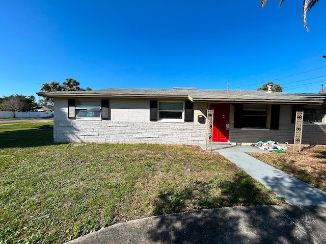 single story home with a front lawn